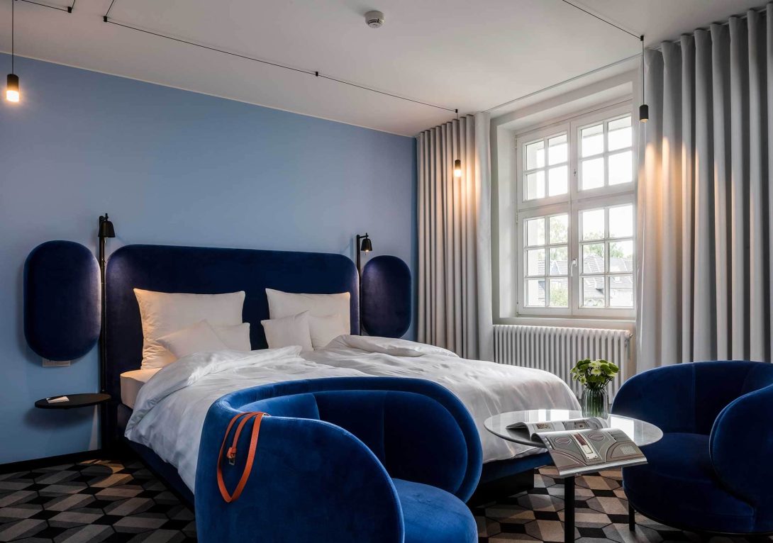 Hotel Mintrops Room, Burgaltendorf (Photo: Garf Luckner) Wings Bed & Vuelta Armchair 80 Hospitality Interiors